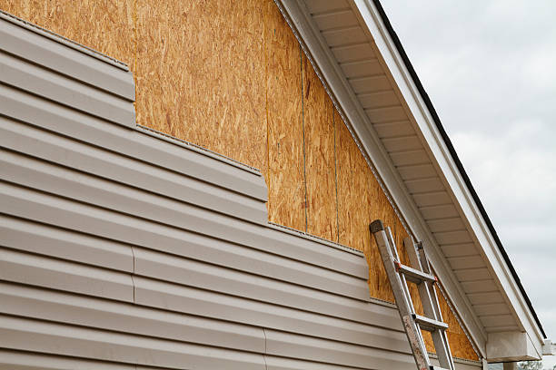 Professional Siding Installation technician working in Frankfort, OH